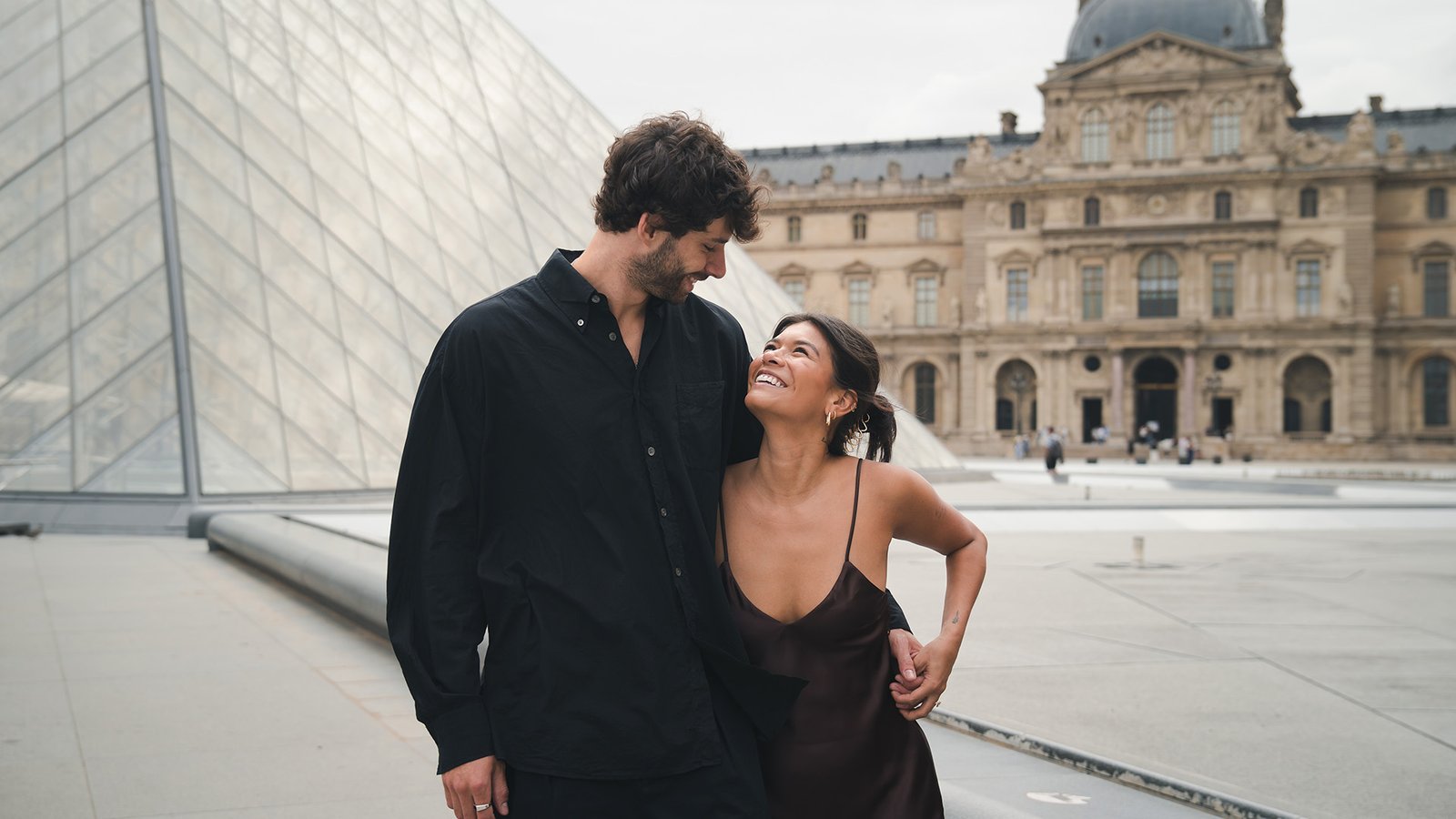 Ensaio fotográfico romântico no Louvre - Casal em Paris